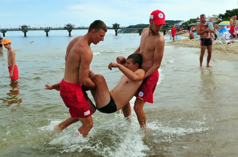 Ile zarabia ratownik nad morzem? Zaskakujące stawki i możliwości