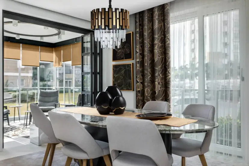 Co położyć na szklany stół, aby go ochronić i pięknie udekorować