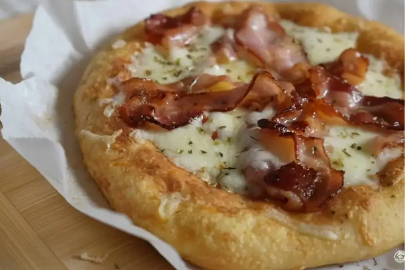 Pyszna pizza keto z chrupiącym boczkiem i ciągnącym serem, idealna na niskowęglowodanową ucztę.