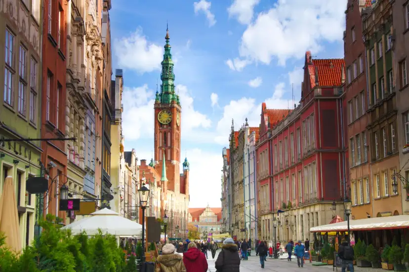 Spacer po Długiej w Gdańsku. Warto zobaczyć Ratusz Głównego Miasta i kolorowe kamienice.