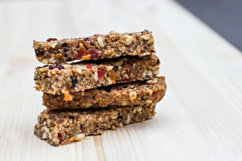 Czekoladowy baton proteinowy z orzechami. Idealny baton proteinowy przed czy po treningu, by dostarczyć energii.