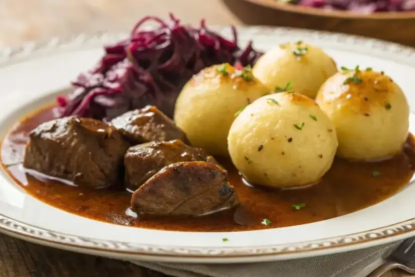 Kluski śląskie: 15+ pomysłów na podanie od klasyki po deser