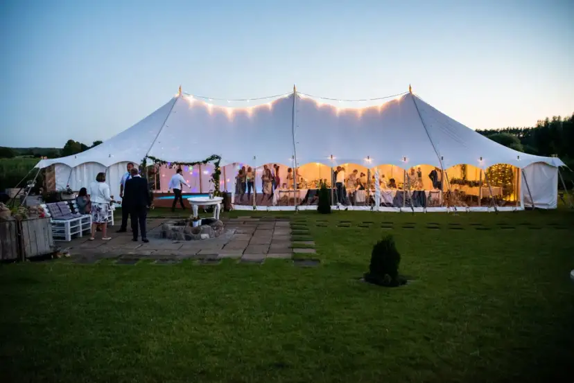 Ile kosztuje wynajem namiotu na wesele? Ceny, które zaskoczą!