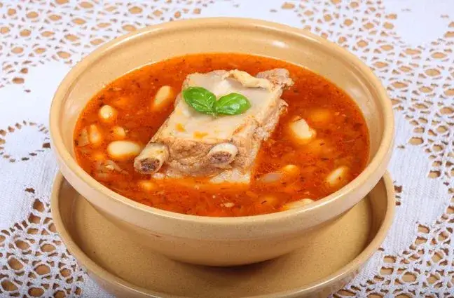 Jaką zupę na żeberkach surowych ugotować? Sprawdzone przepisy!