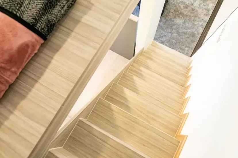 Jak połączyć schody z podłogą, aby uniknąć nieestetycznych przerw?
