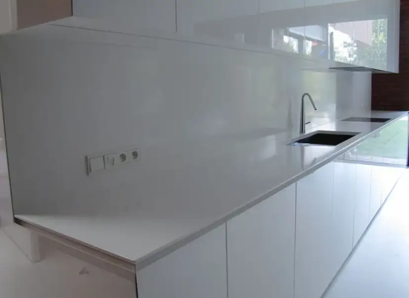 Ile ma wystawać blat kuchenny, by uniknąć problemów z użytkowaniem?