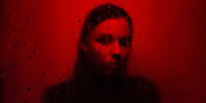 Fuga dysocjacyjna objawy – jak je rozpoznać i zrozumieć skutki