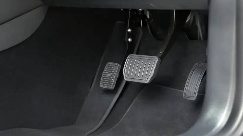 Gdzie jest sprzęgło w aucie? Lokalizacja pedału i mechanizmu