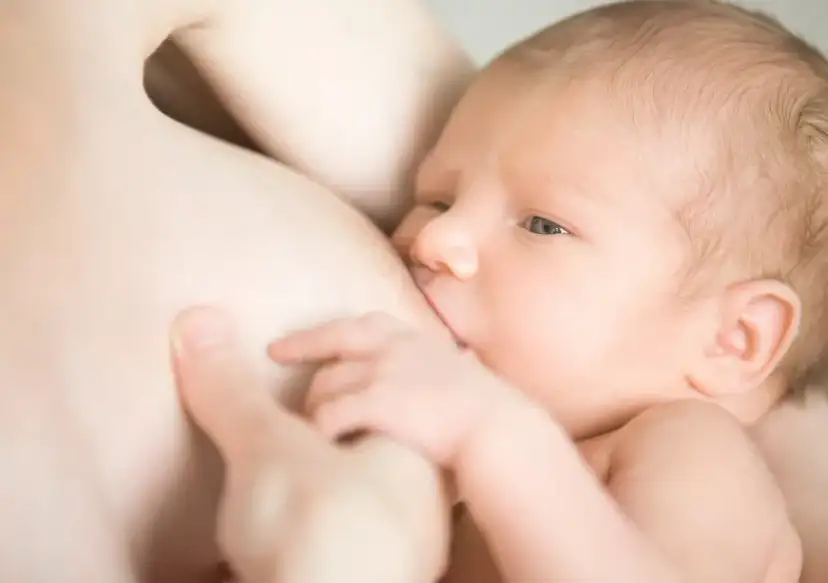 Jak przystawić dziecko do piersi, aby uniknąć bólu i frustracji