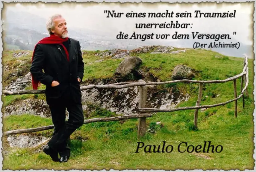 Mann mit rotem Schal und Anzug steht auf einem Hügel mit Zitat von Paulo Coelho.