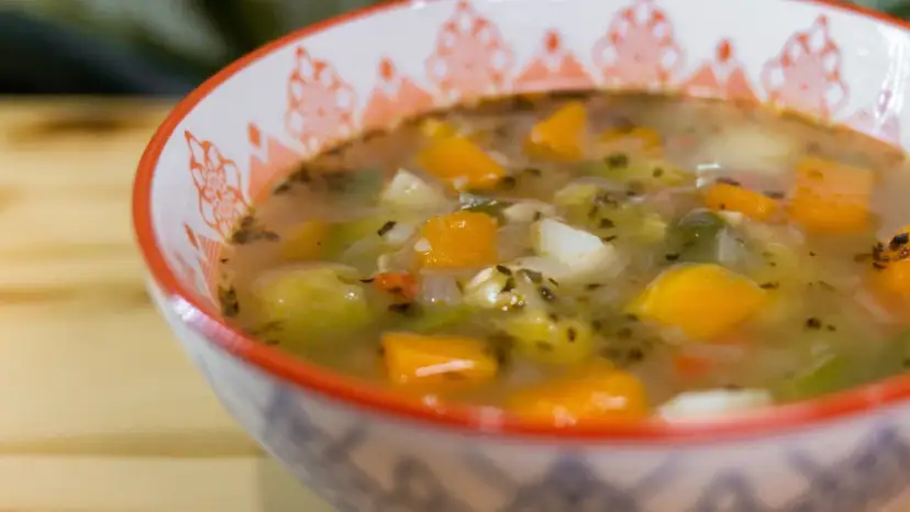 Minestra di verdure: calorie, benefici e come prepararla leggera