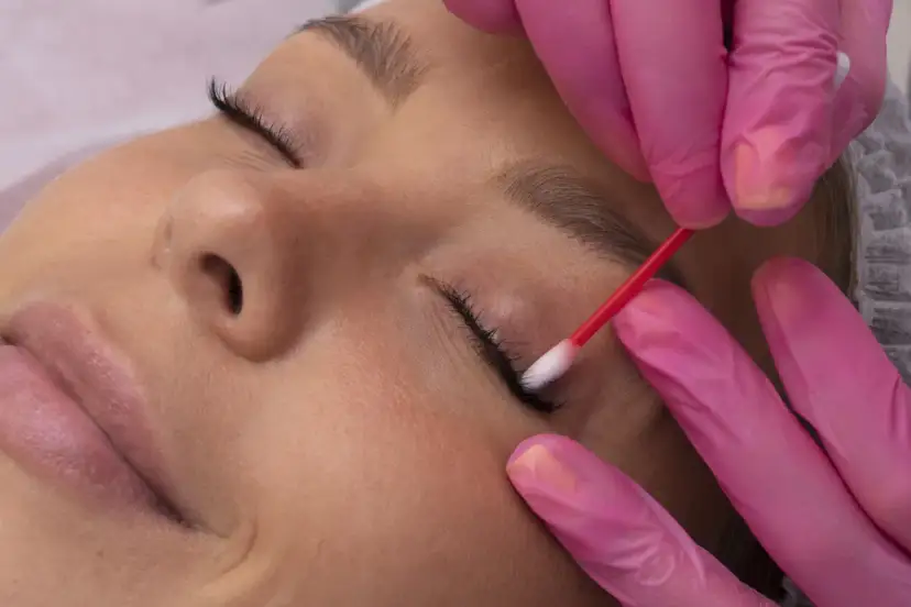 Stylizacja rzęs bez podrażnień – jak wybrać bezpieczny klej dla alergiczek?