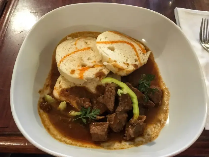 Bratysława: Gdzie zjeść smacznie, tanio i autentycznie? Poradnik