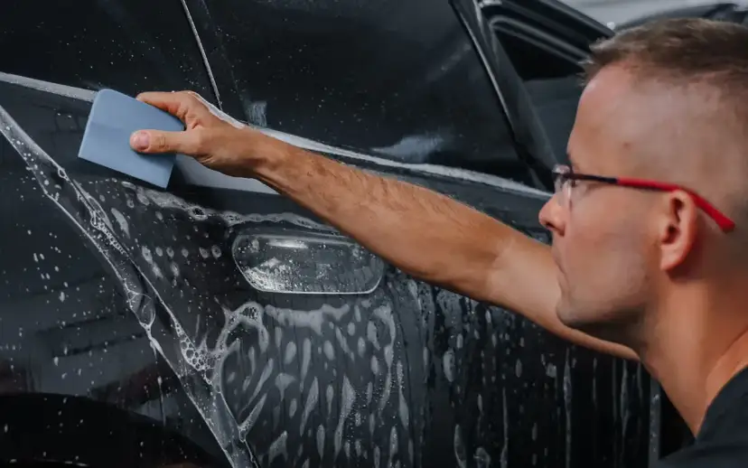 Aplikacja folii PPF na lakier samochodu. To ochrona przed zarysowaniami.
