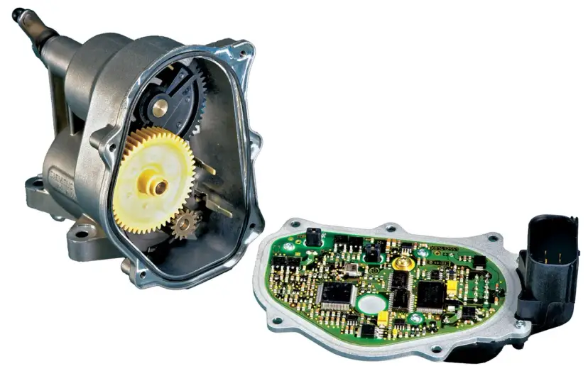 Rozłożony element elektroniczny przepustnicy samochodowej z widocznymi zębatkami i płytką drukowaną.