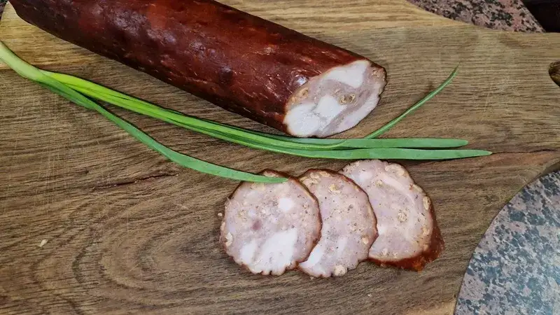 Pyszna kiełbasa z fileta kurczaka - prosty przepis na smakołyk