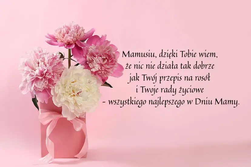 Bukiet piwonii w różowym pudełku. Krótkie życzenia dla mamy: "Mamusiu, dzięki Tobie wiem, że nic nie działa tak dobrze jak Twój przepis na rosół i Twoje rady życiowe - wszystkiego najlepszego w Dniu Mamy.