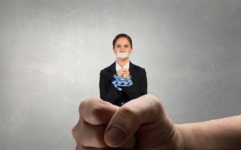 Długi męża? Jak chronić mieszkanie przed komornikiem!