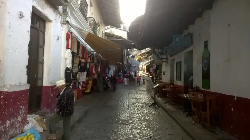 Ulica w Meksyku z kramami i ludźmi. Czy wyjazd do Meksyku jest bezpieczny? Tak, jeśli wybierzesz odpowiednie miejsca i będziesz ostrożny.