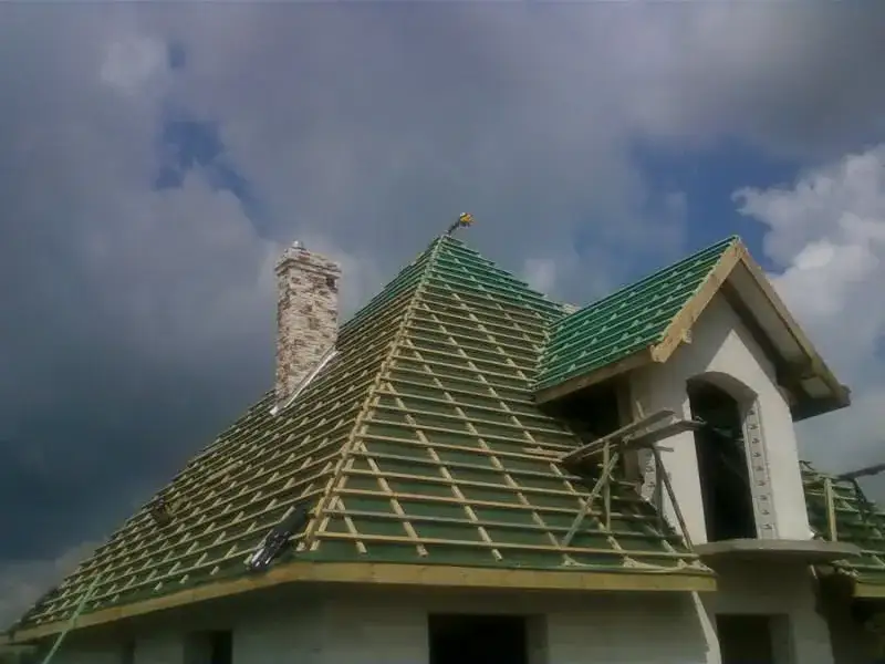 Kto naprawdę robi wiechę na dach? Poznaj tradycję i rolę cieśli