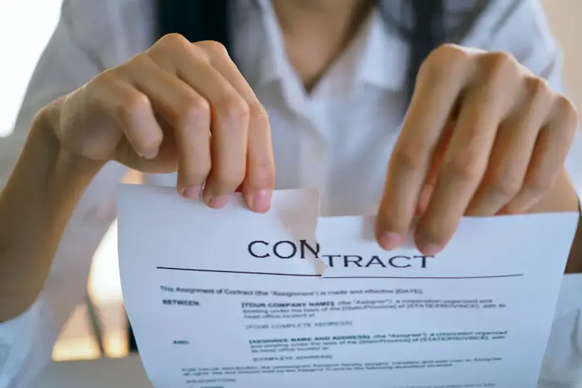 Ręce drą umowę. Co dalej z wypowiedzeniem umowy pożyczki?