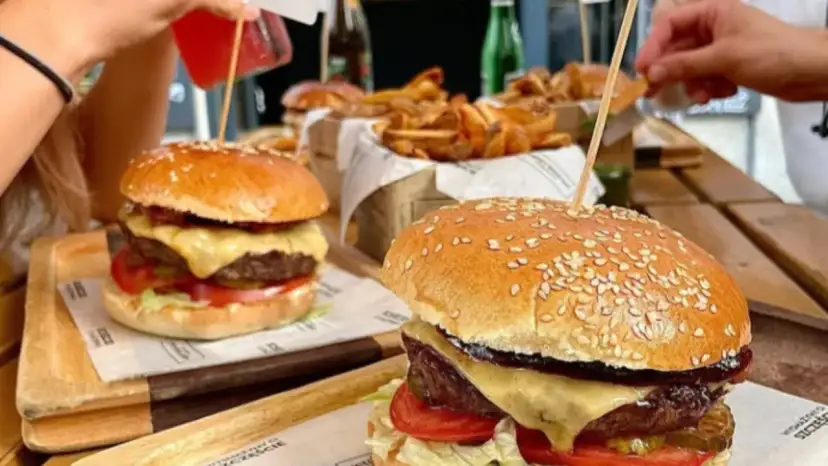 Skąd naprawdę pochodzi hamburger? Odkryj jego europejskie korzenie.
