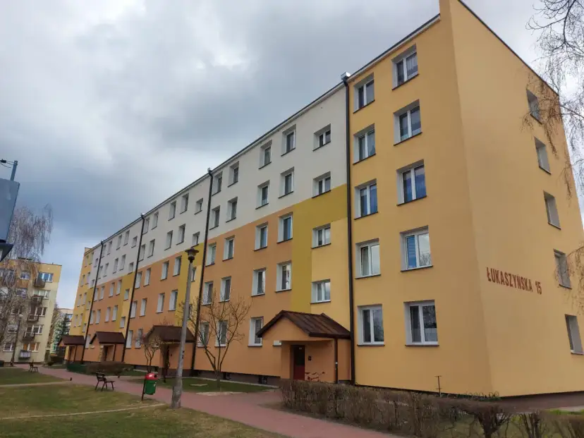 Blok mieszkalny przy ul. Łukaszyńskiej 15. Chcesz wiedzieć, jak napisać pismo do spółdzielni mieszkaniowej o remont?