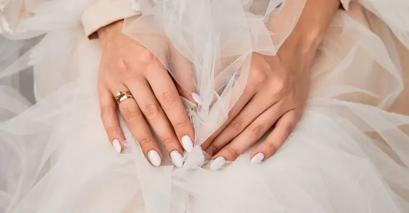 Jaki kolor paznokci do pudrowej sukienki na wesele, by zachwycić?