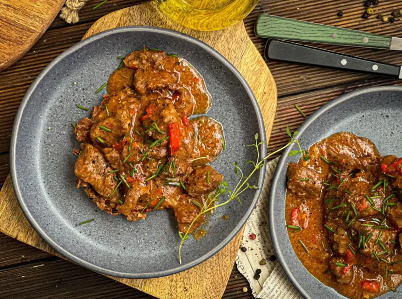 Goleń wołowa w aromatycznym sosie, posypana szczypiorkiem. Idealna na gulasz, dowód na to, że goleń wołowa nadaje się na gulasz.