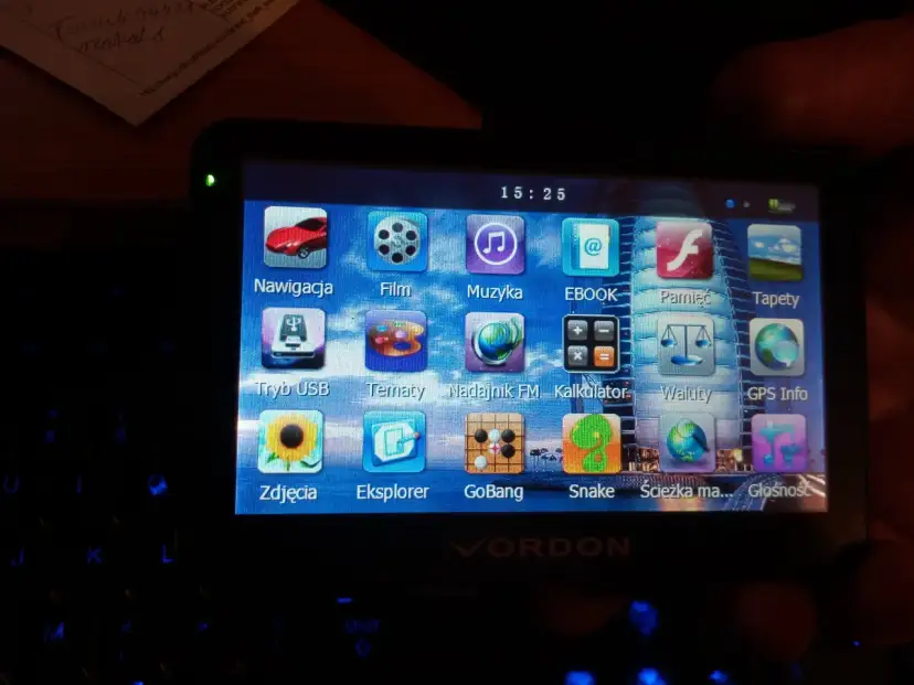 Ekran nawigacji Vordon z ikonami aplikacji: nawigacja, film, muzyka, ebook, pamięć, tapety, tryb USB, tematy, nadajnik FM, kalkulator, waluty, GPS Info, zdjęcia, eksplorer, GoBang, Snake, ścieżka ma, głośność.