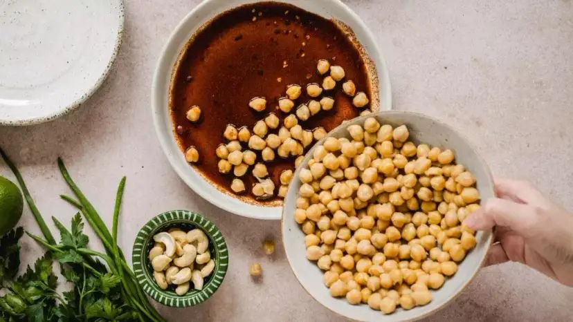 Co zrobić z ugotowanej ciecierzycy? 10 pysznych przepisów na dania