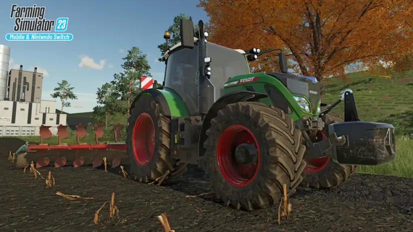 Zielony traktor Fendt z pługiem na polu jesienią, z logo Farming Simulator 23.