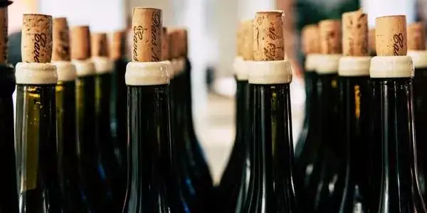 Siarczyny w winie: fakty, mity i wpływ na zdrowie. Czy są szkodliwe?