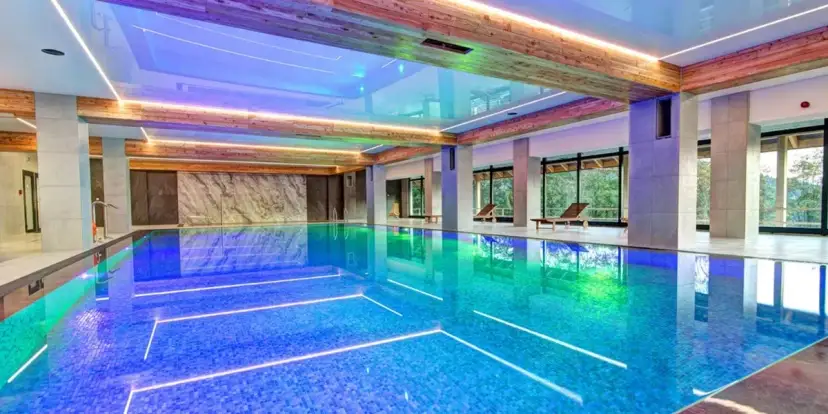 Basen hotelowy: Zasady, etykieta i komfortowy relaks w Polsce