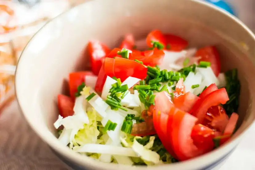 Idealna sałatka do kurczaka: przepisy, które zachwycą Twoje podniebienie