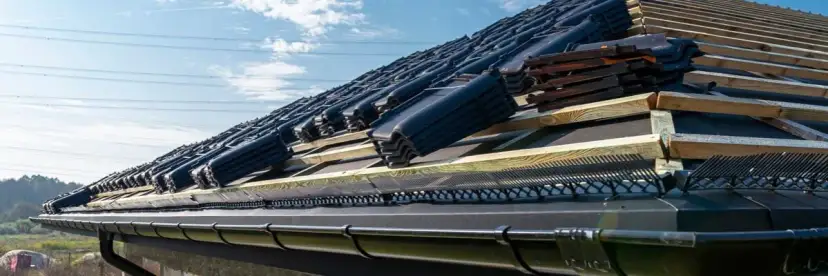 Ile kosztuje godzina pracy dekarza? Sprawdź, co wpływa na ceny