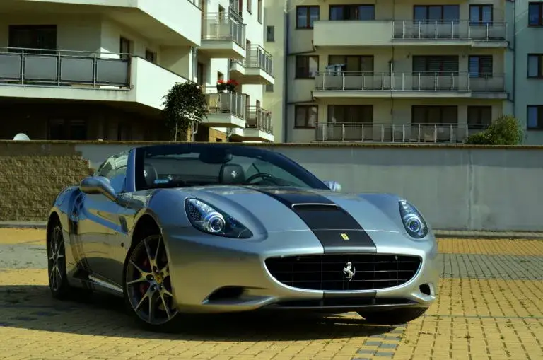 Ile jest Ferrari w Polsce? Zaskakujące dane o luksusowych samochodach