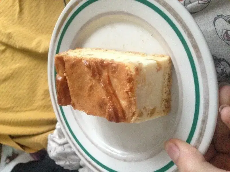 Ile kalorii ma kawałek sernika? Sprawdź, co wpływa na kaloryczność