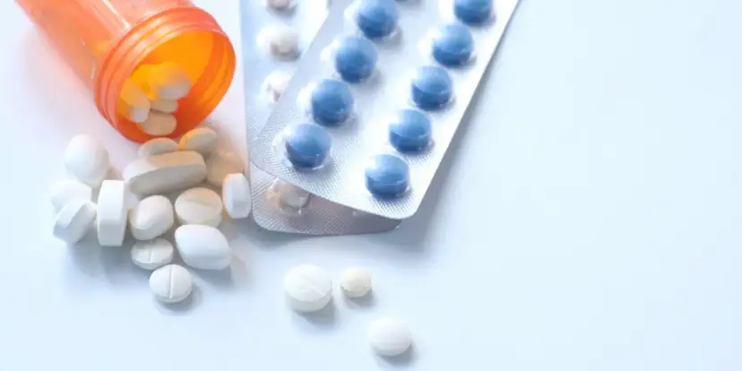 Tabletki nasenne bez recepty, białe i niebieskie, rozsypane i w blistrach. Szukasz odpowiedzi na pytanie: jakie są najmocniejsze tabletki nasenne bez recepty?