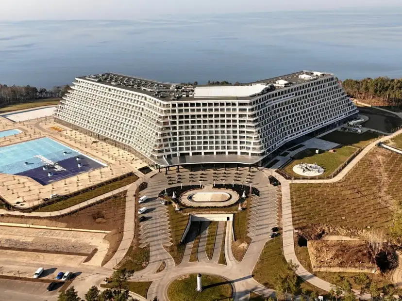 Nowy Hotel Gołębiewski w Mielnie, z basenami i widokiem na morze. Czy to on jest najstarszy?
