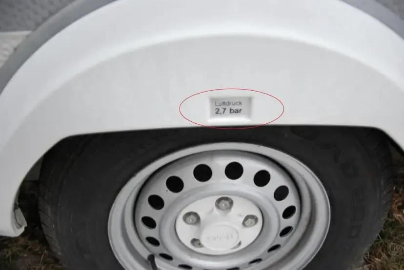 Jakie ciśnienie w oponach przyczepy kempingowej zapewni bezpieczeństwo?