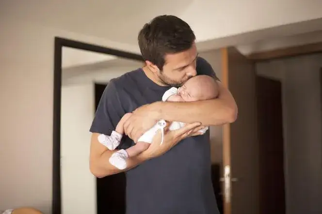 Jak trzymać niemowlaka na kolanach bezpiecznie i komfortowo