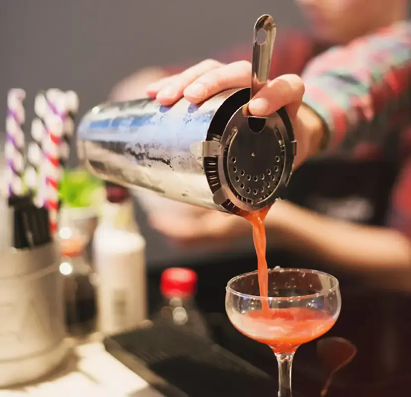 Ile kosztuje barman na wesele? Sprawdź ceny i ukryte koszty