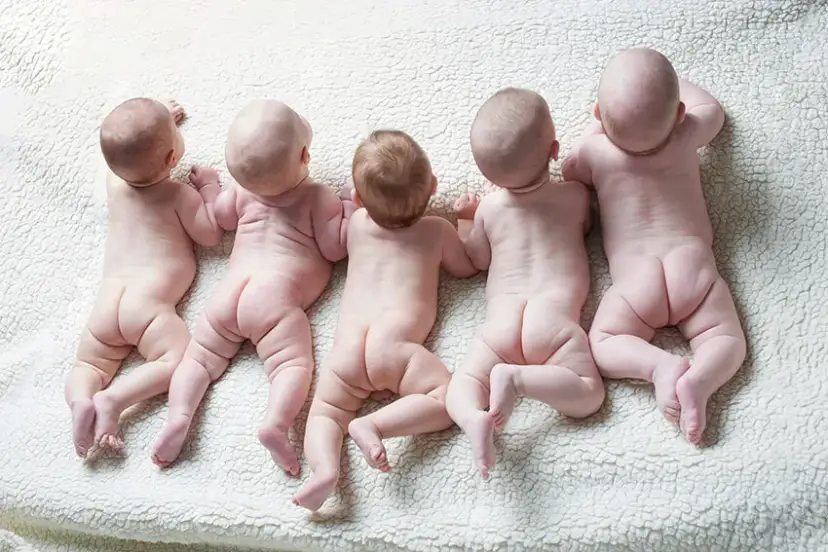 Dlaczego dziecko śpi z pupą do góry? Odkryj przyczyny i bezpieczeństwo