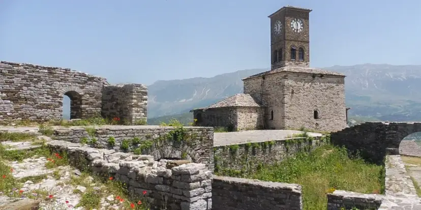 Zamek w Gjirokastrze: historia, atrakcje i godziny zwiedzania