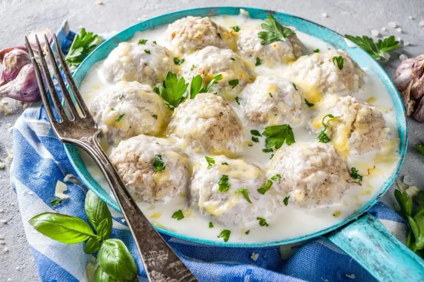 Co zrobić z białej kiełbasy? Pyszne przepisy na wykorzystanie resztek