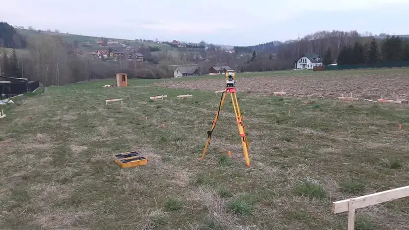 Co potrzebuje geodeta do wytyczenia budynku? Kluczowe dokumenty i informacje