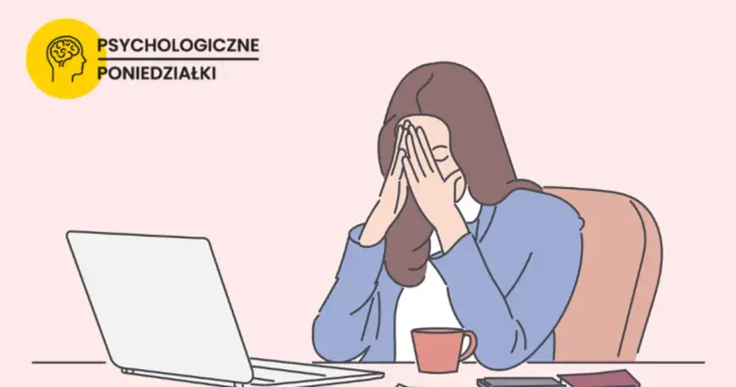 Kobieta z dłońmi na twarzy przy biurku z laptopem i kubkiem.