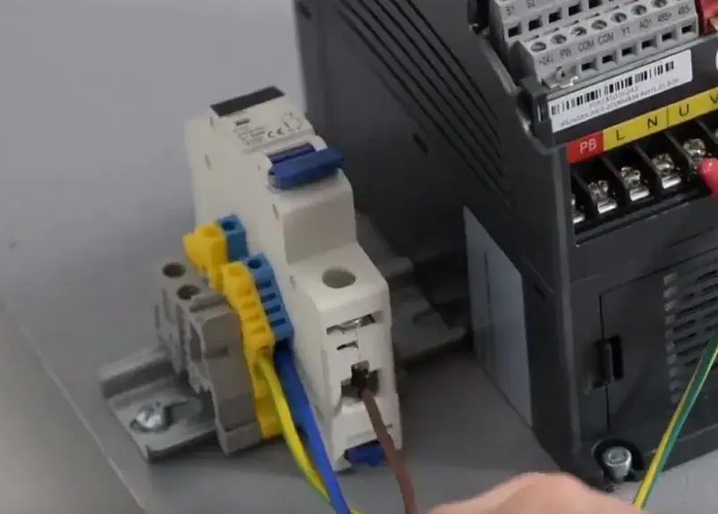 Falownik do silnika jednofazowego: Podłącz i zyskaj kontrolę (Poradnik)