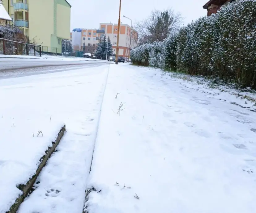 Kto powinien odśnieżać chodnik przed posesją? Poznaj swoje obowiązki